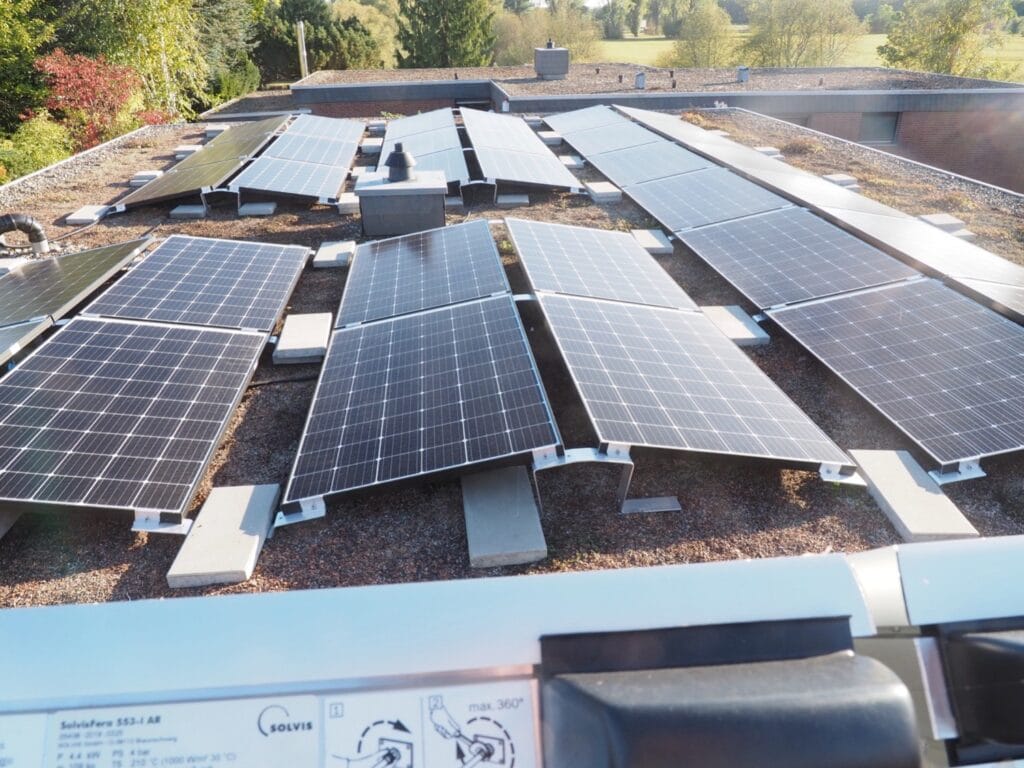 Photovoltaik-Module auf einem großen Flachdach für Solarförderung in Hannover