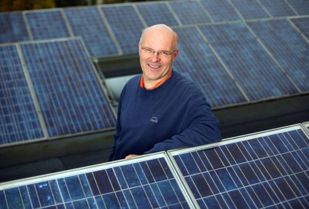 Solarberater Dirk Hufnagel auf dem Dach zwischen Photovoltaik Modulen