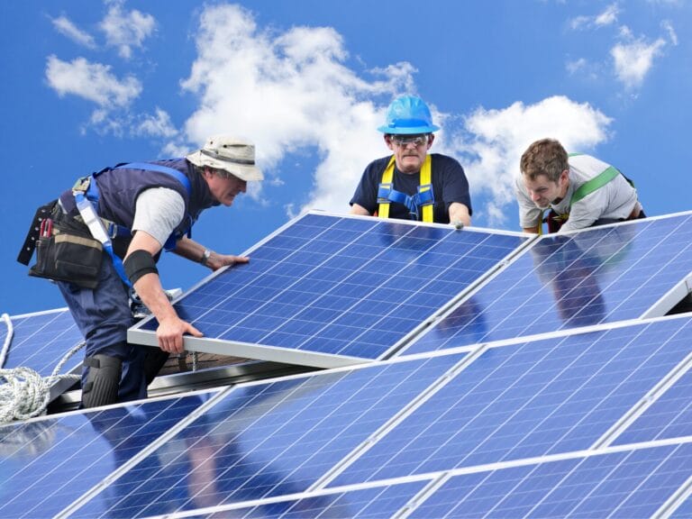 Monteure bei der Installation eines Solarmoduls