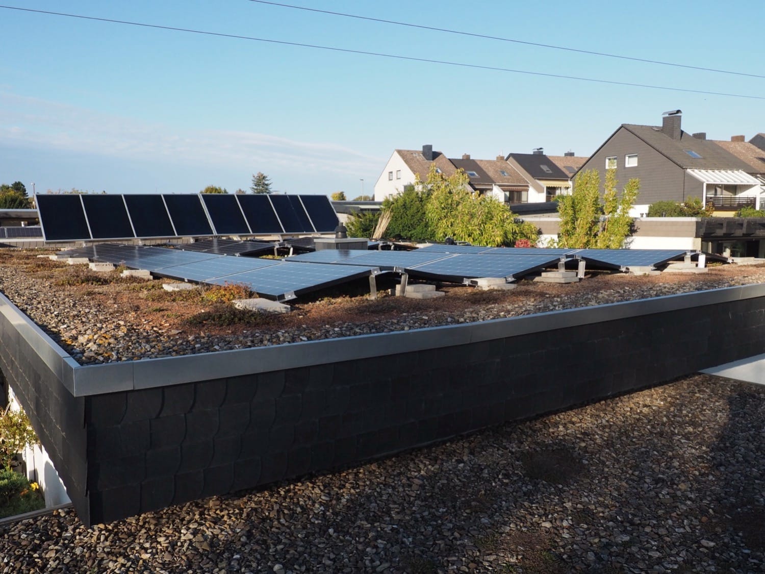 eine Reihe von Photovoltaik Module auf einem Dach in Hannover