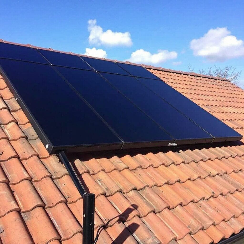 Solarthermie: auf dem Dach eines Einfamilienhauses installierte Sonnenkollektoren.