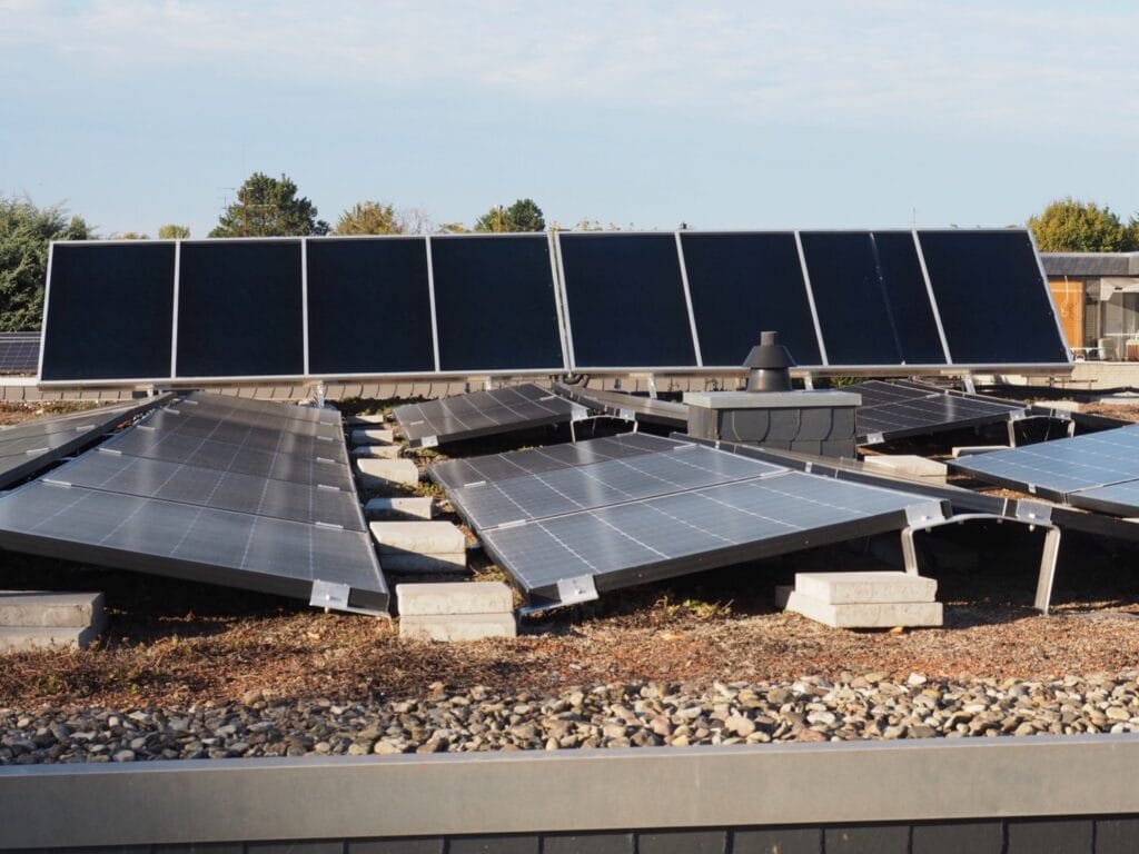 Photovoltaik-Anlage auf einem Flachdach als Beispiel für Solarförderung in Hannover 2026